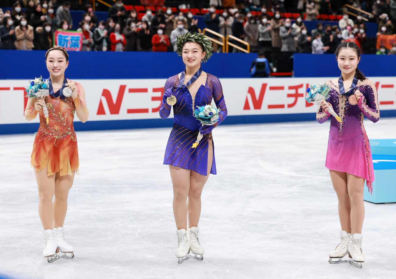 笑顔で写真に納まる1位坂本（中央）、2位樋口（左）、3位河辺（撮影・垰建太）