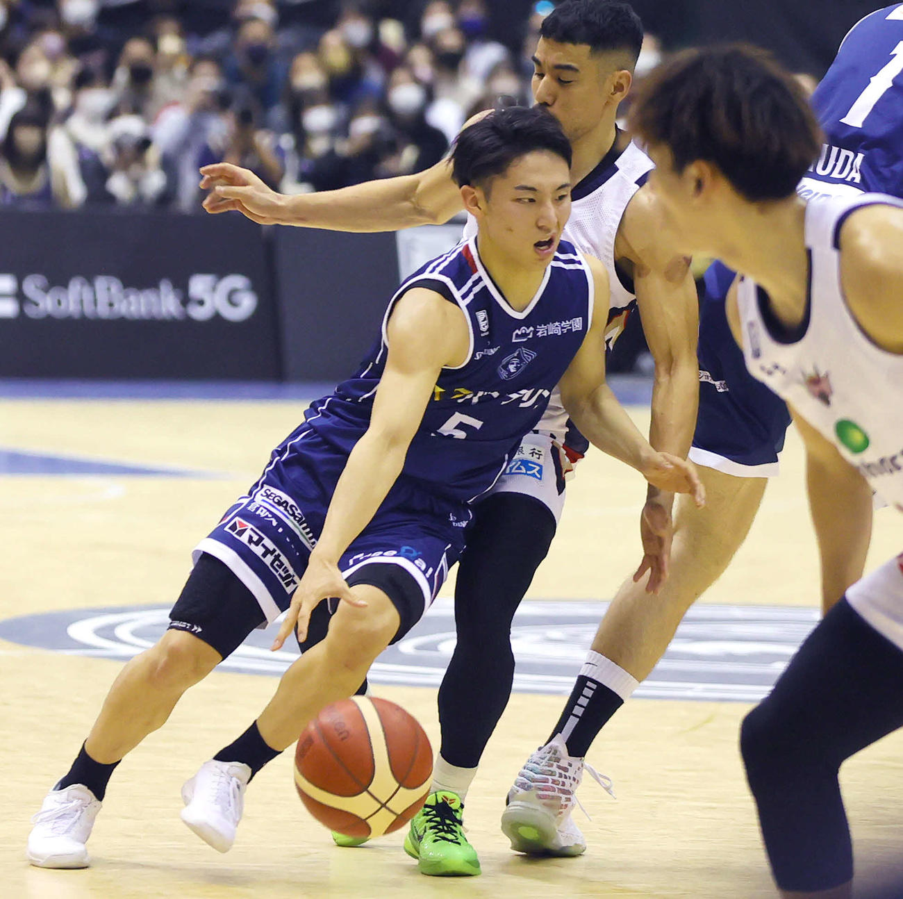 横浜BC対琉球　第4Q、ドリブルする横浜BC河村（撮影・野上伸悟）