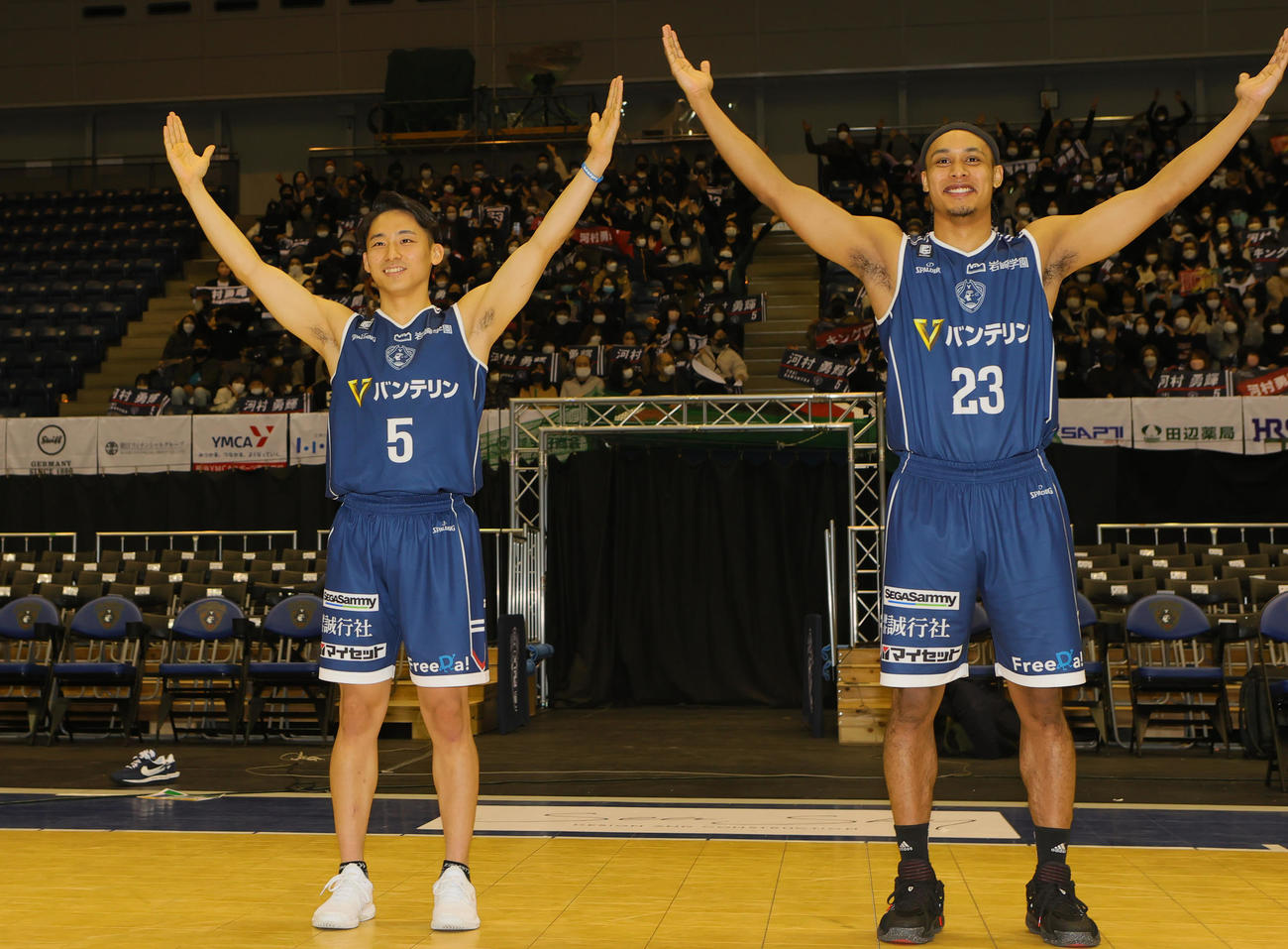 入団会見を行ったBC横浜河村（左）とキングは、横浜のYポーズ（撮影・野上伸悟）