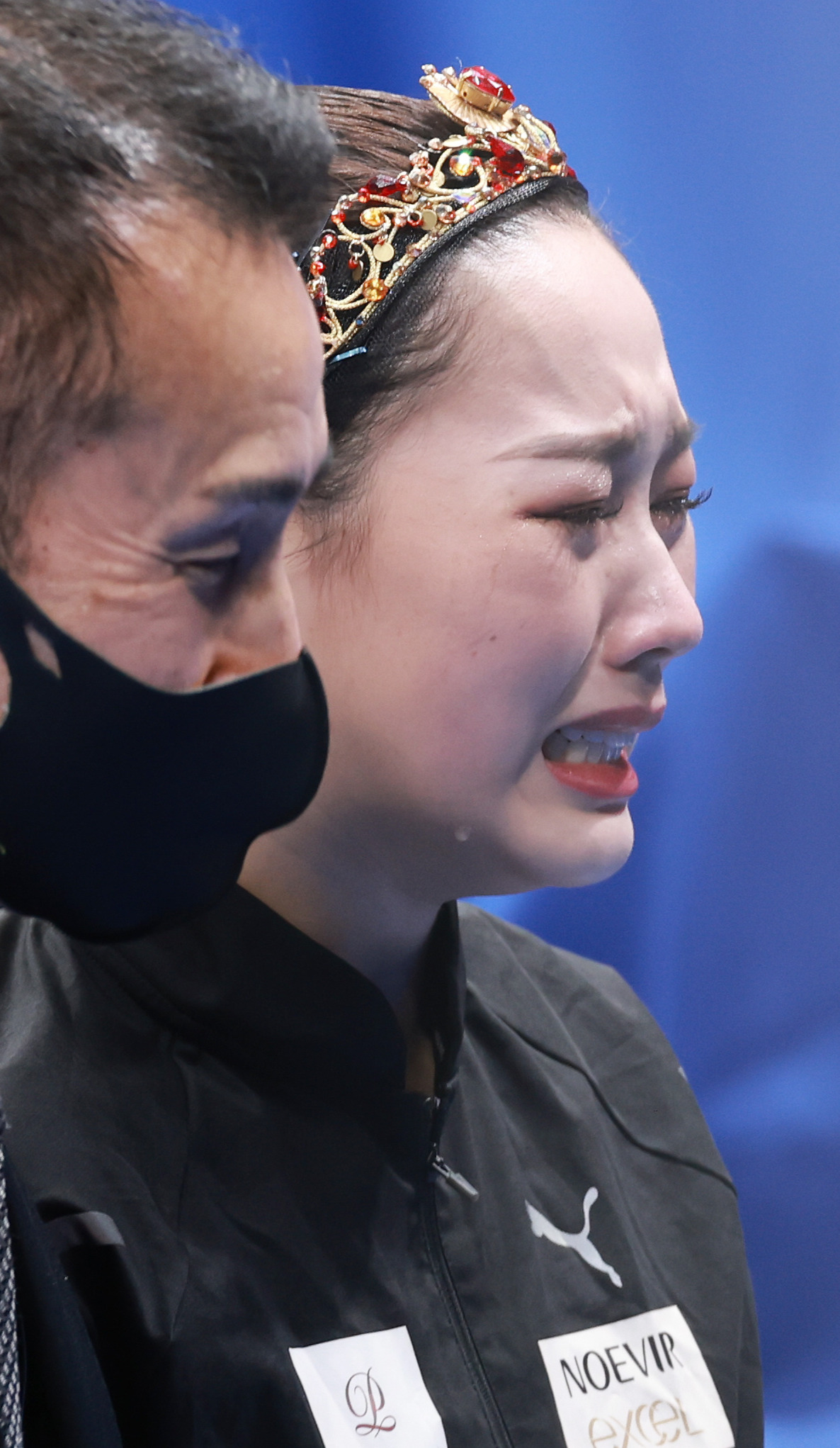 女子フリーの演技を終え号泣する樋口（右）（撮影・垰建太）