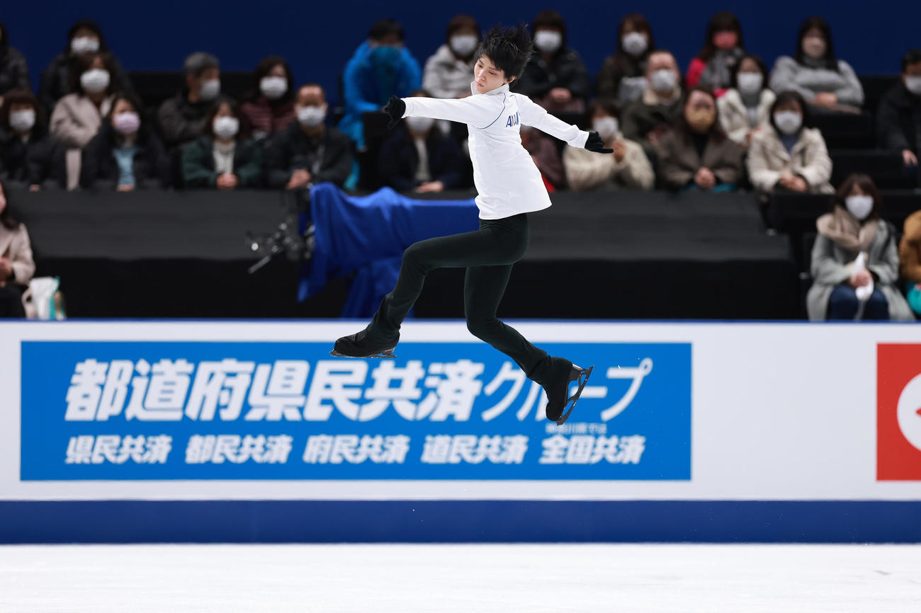 男子フリーの公式練習で4回転半に挑戦する羽生（撮影・垰建太）