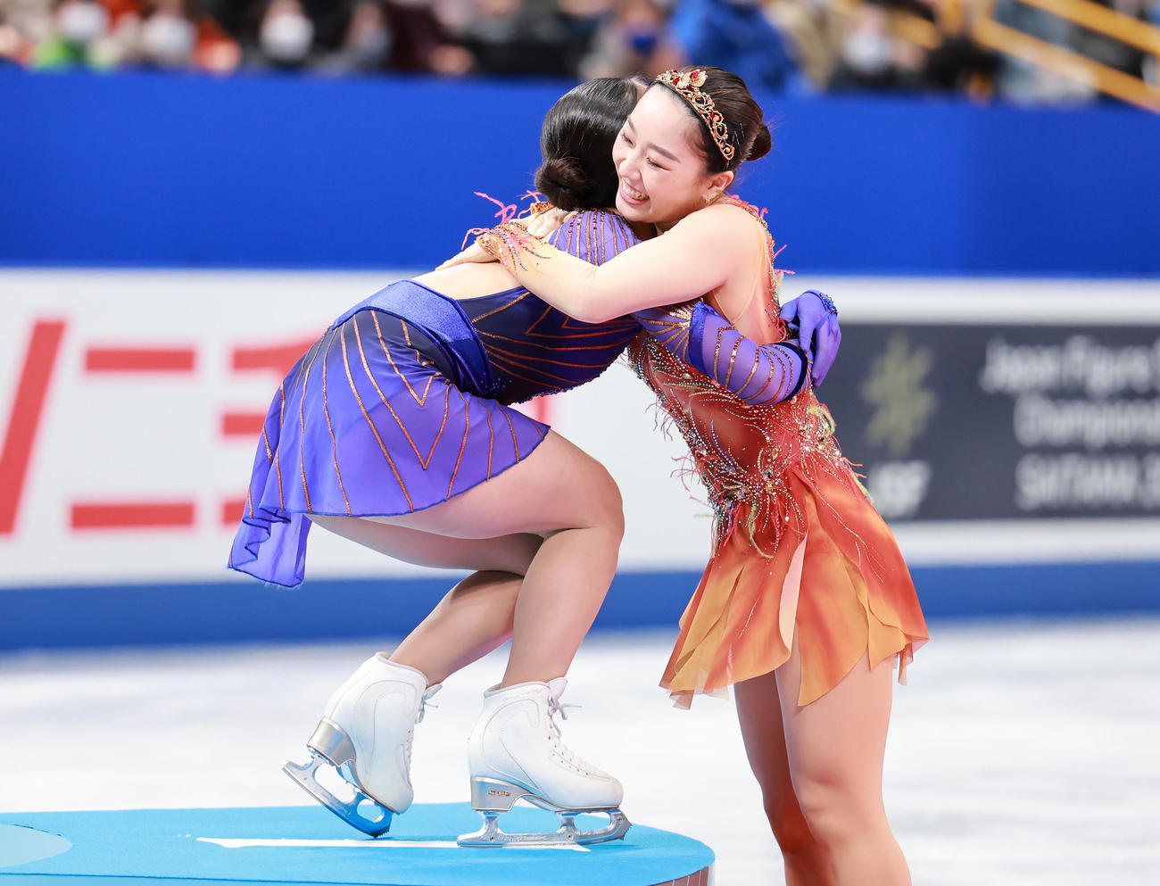 女子フリーの演技を終え表彰式で抱き合う坂本（左）と樋口（撮影・垰建太）