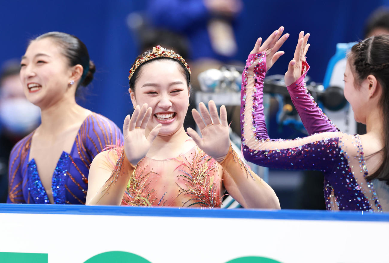 女子フリーの演技を終え表彰式前に坂本（左）、河辺（右）と笑顔でタッチを交わす樋口（撮影・垰建太）