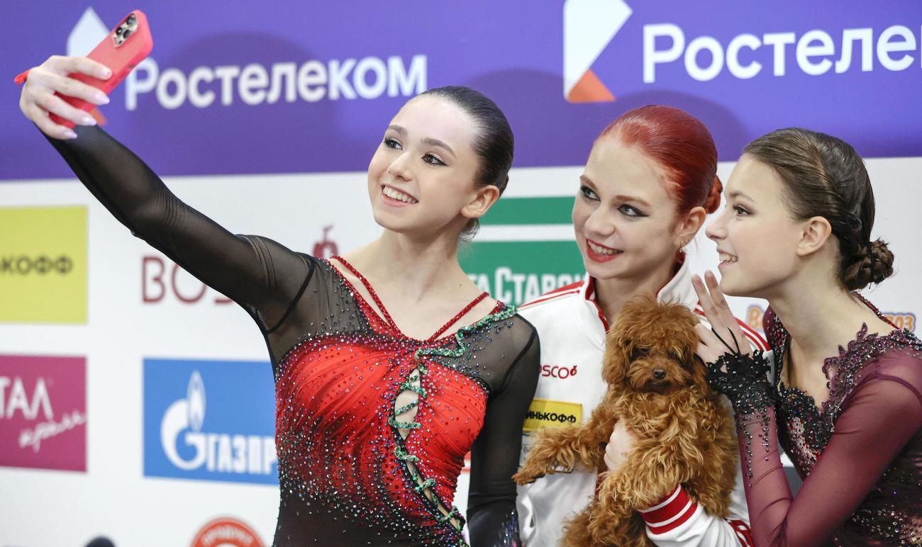 フィギュアスケートのロシア選手権女子フリー終了後、写真を撮る（左から）初優勝のカミラ・ワリエワ、2位のアレクサンドラ・トルソワ、3位のアンナ・シェルバコワ（タス＝共同）