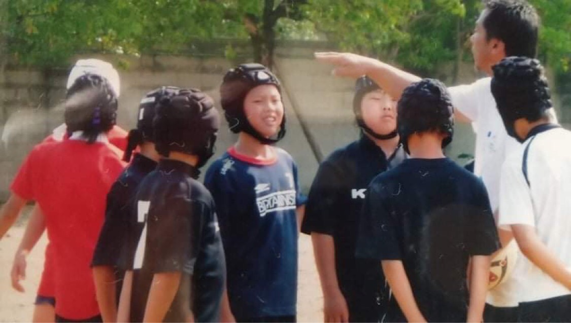 子どもたちにラグビーを指導する大島眞也さん（右）（大島氏提供）