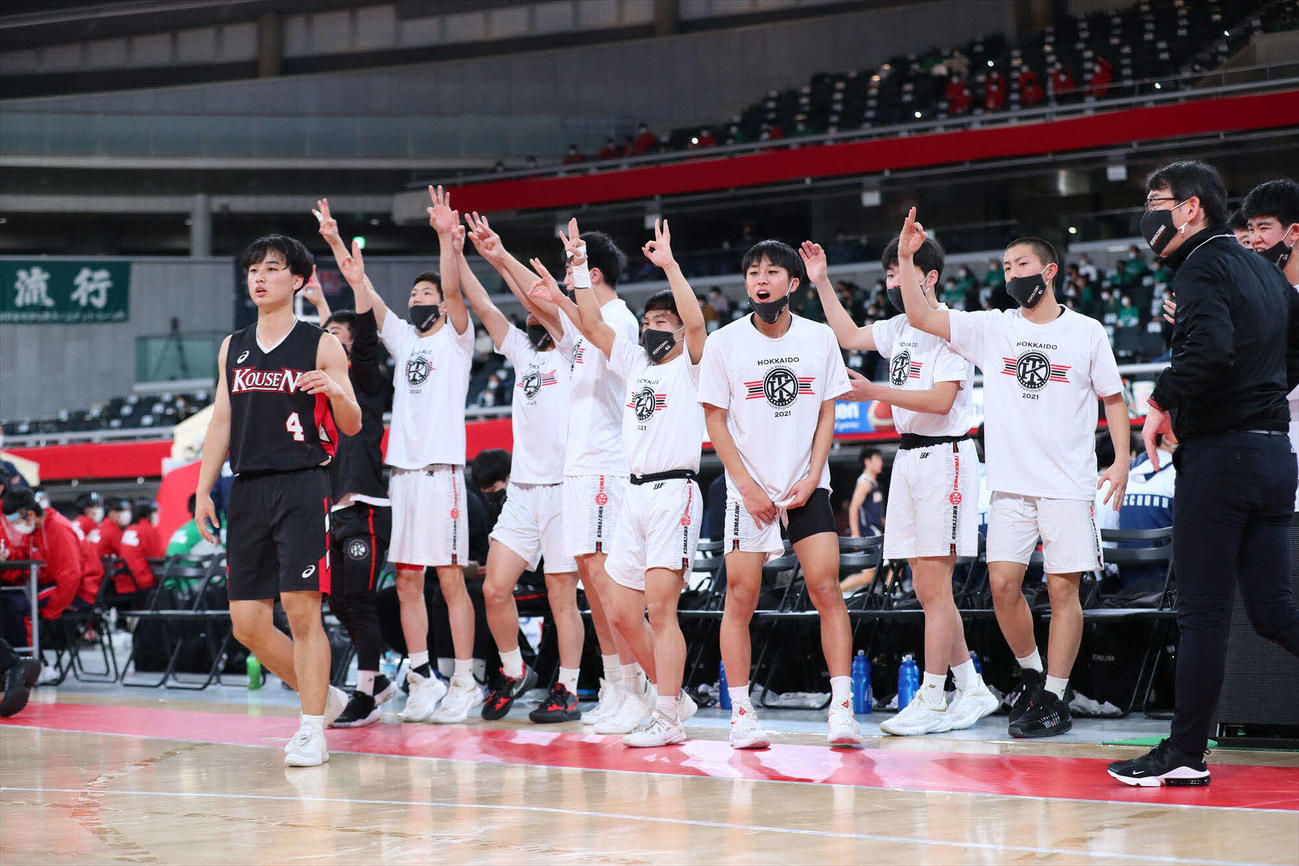 駒大苫小牧対光泉カトリック　第3Q、ベンチで喜ぶ駒大苫小牧の選手たち(C)JBA