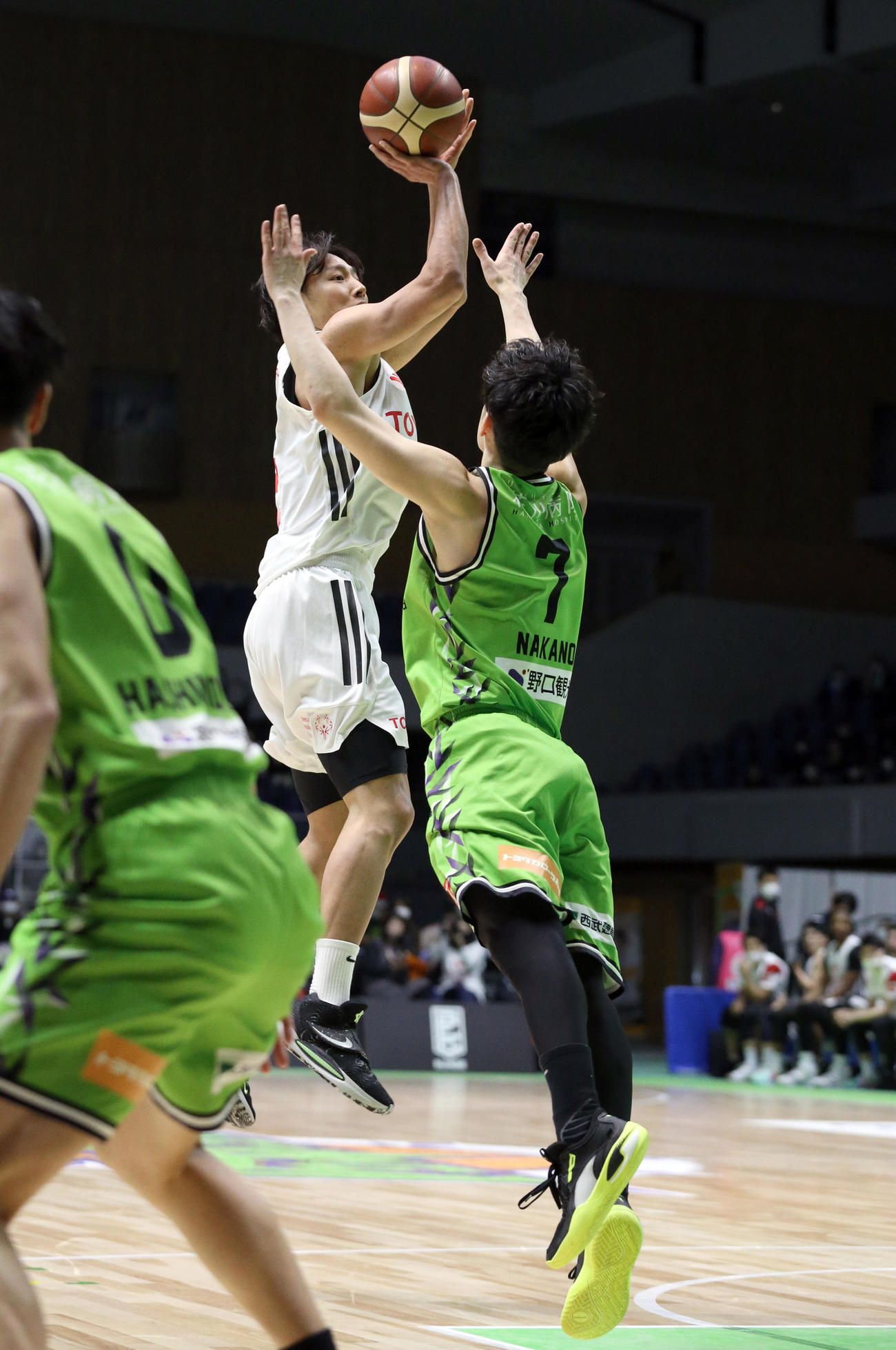 レバンガ北海道対A東京　第1Q、A東京田中に得点を許すレバンガ北海道（撮影・佐藤翔太）