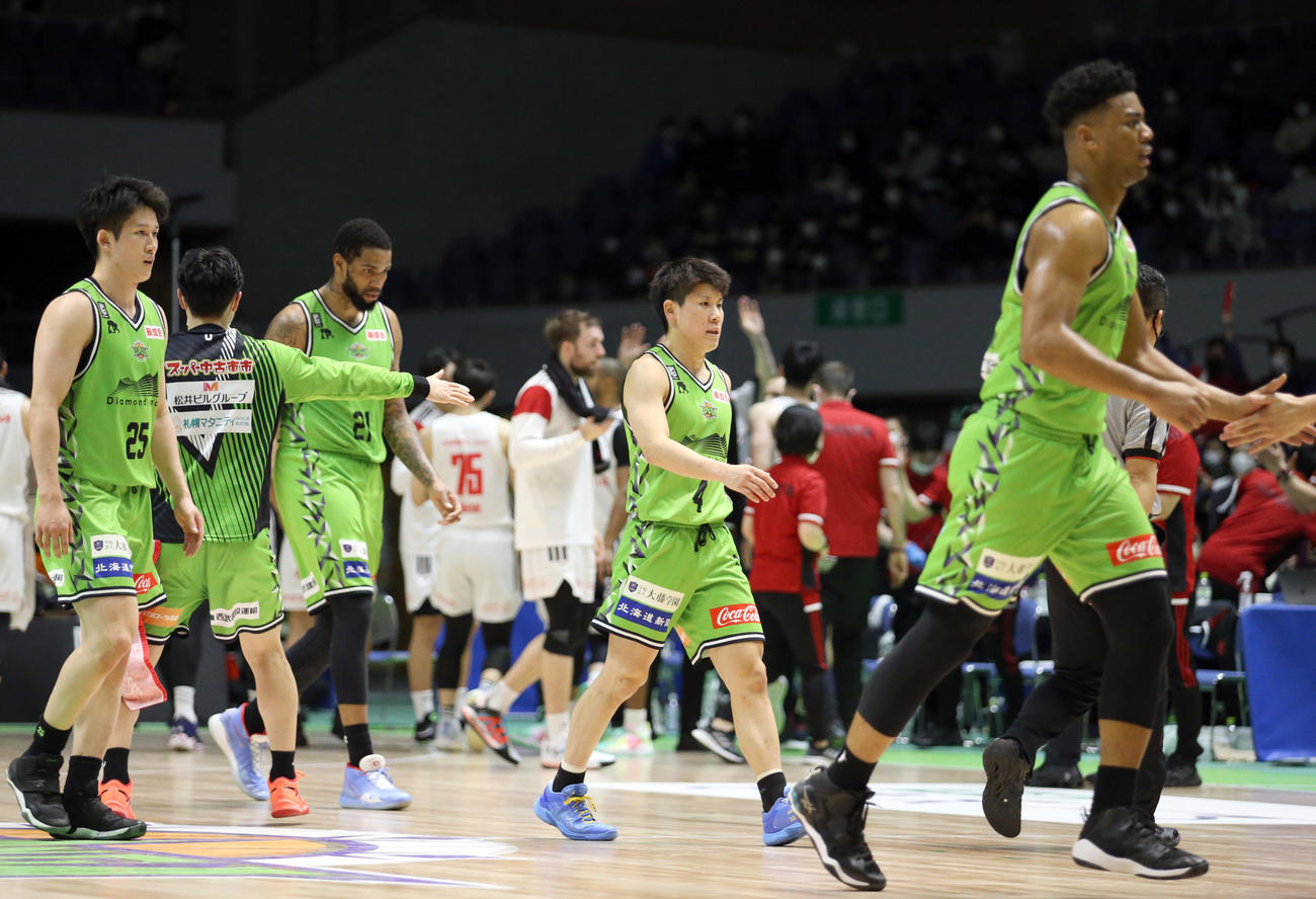 レバンガ北海道対A東京　第4Q、盛り上がるA東京を背に険しい表情のレバンガ北海道の選手たち（撮影・佐藤翔太）