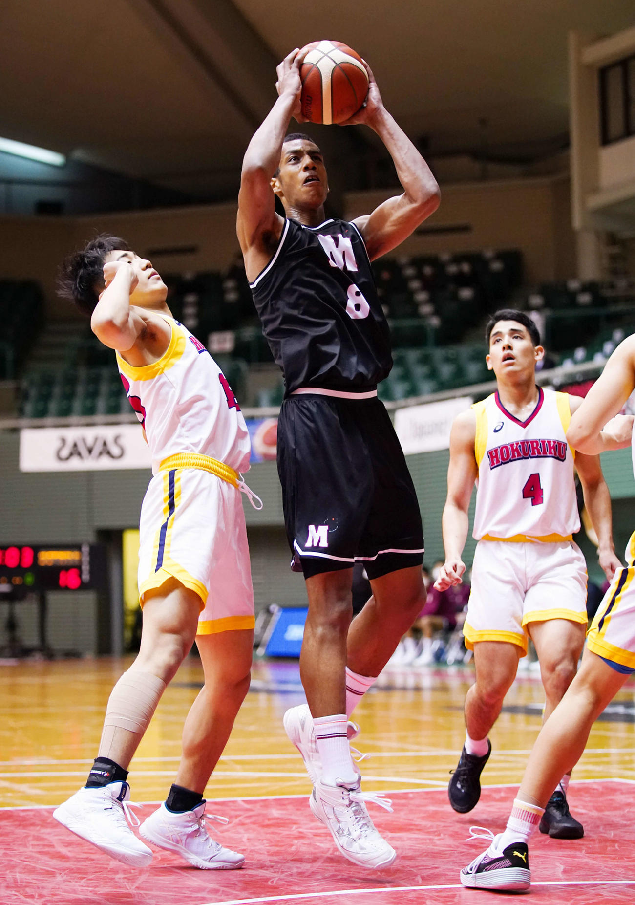 北陸対仙台大明成　第2Q、競り合う仙台大明成・山崎一（中央）(C)JBA