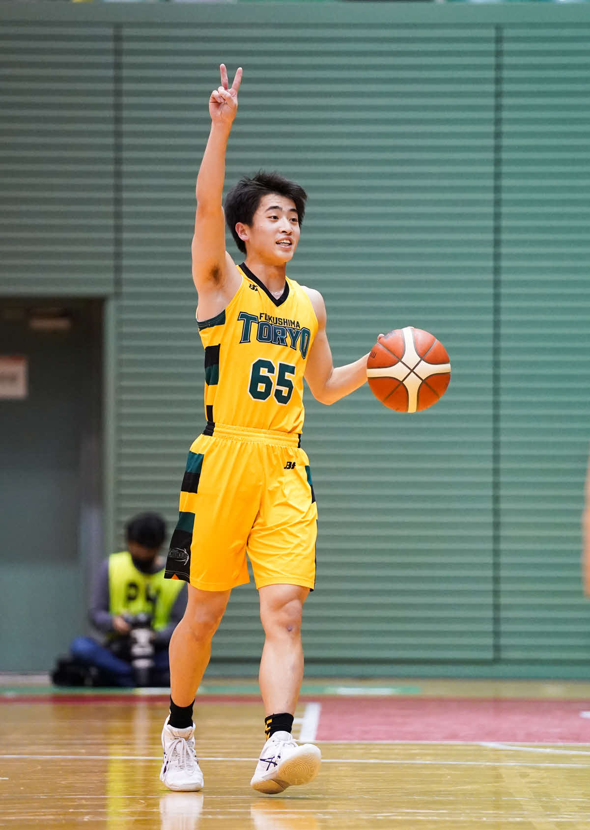 日川対福島東稜　第1Q、ドリブルする福島東稜・吉田(C)JBA
