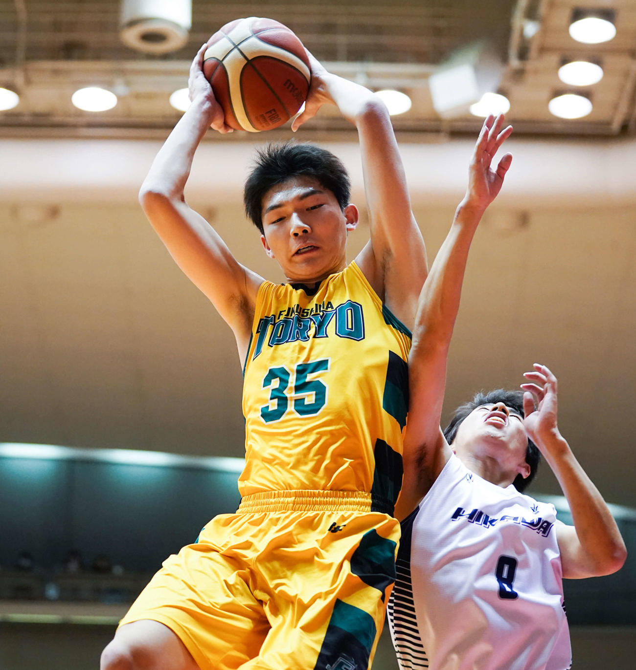 日川対福島東稜　第1Q、日川・藤崎（右）と競り合う福島東稜・福島(C)JBA