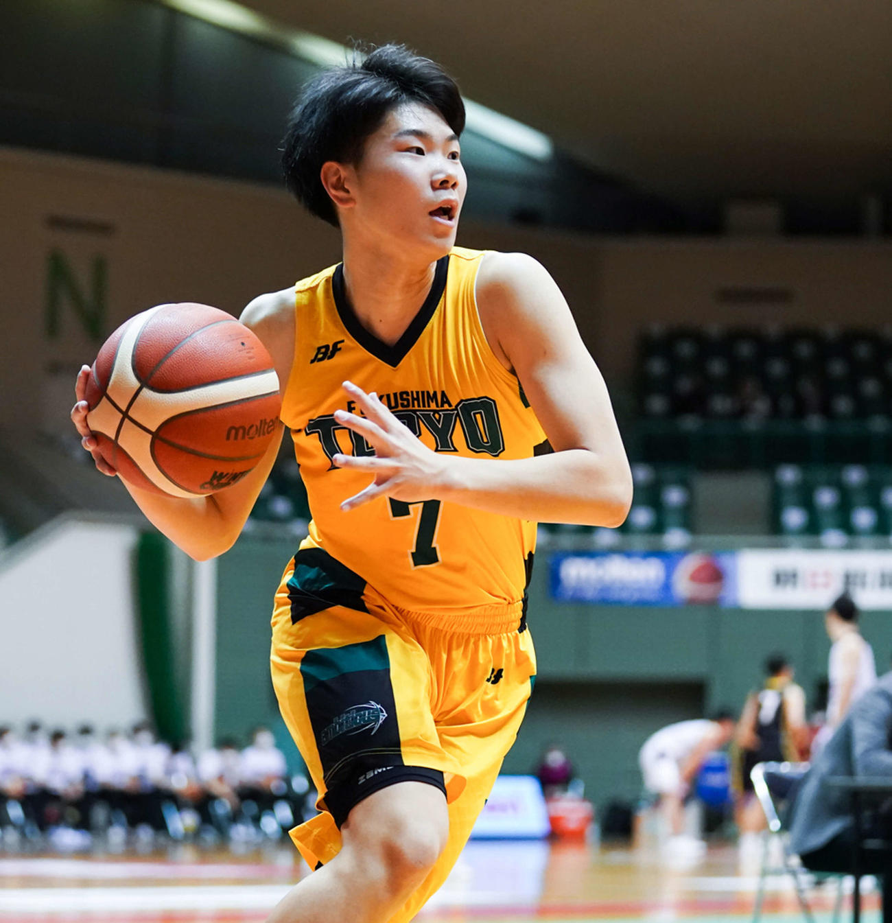 日川対福島東稜　第1Q、ドリブルする福島東稜・高橋(C)JBA