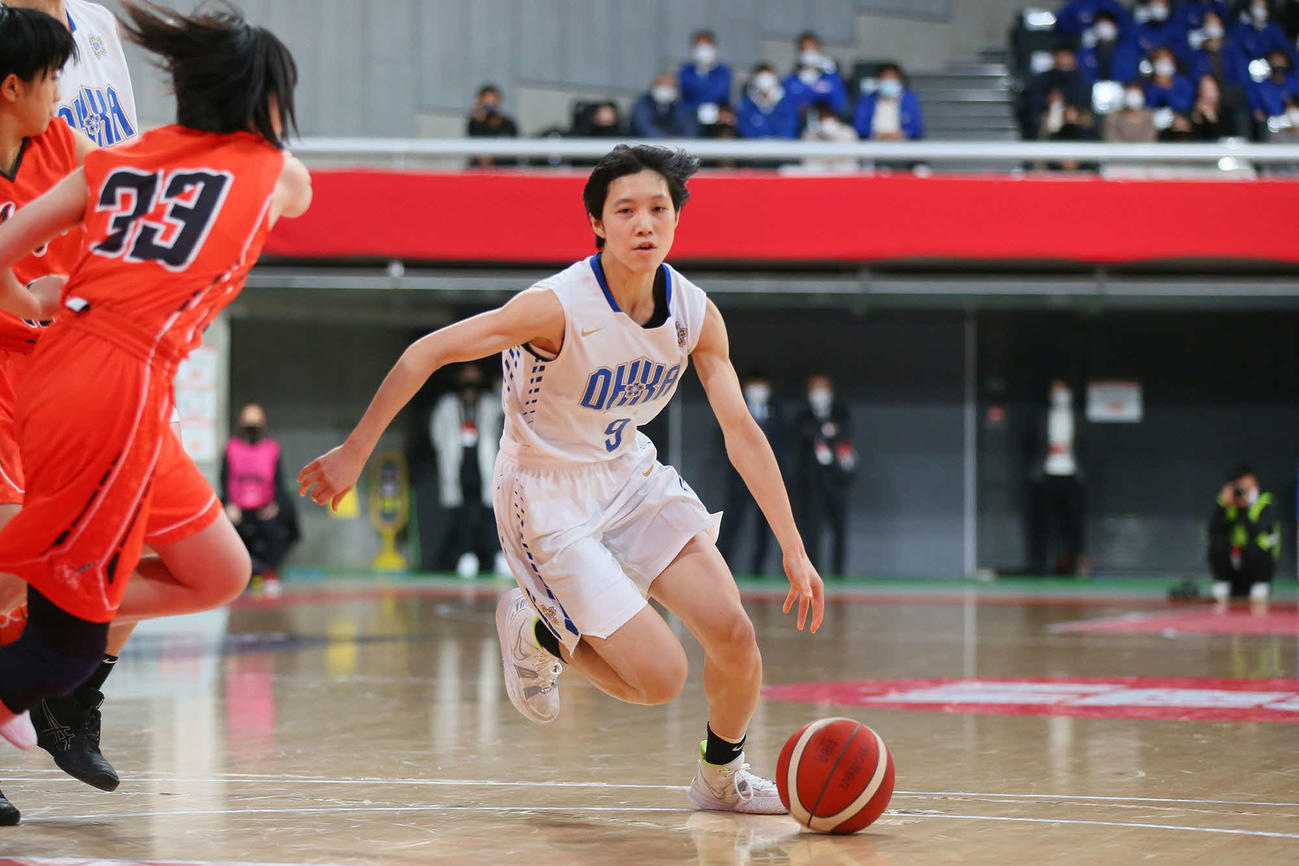 桜花学園対明星学園　第1Q、攻め込む桜花学園・横山（C）JBA