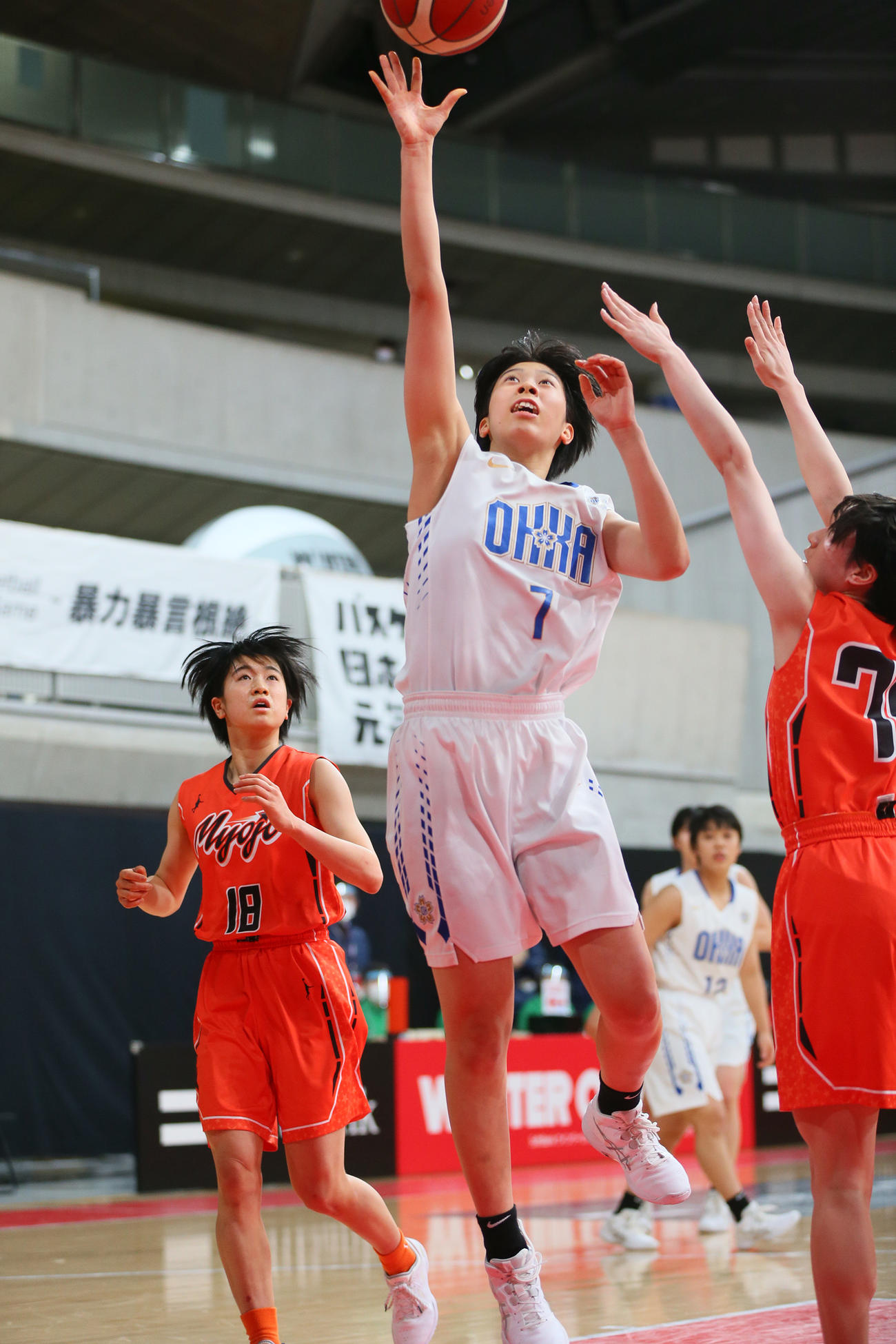 桜花学園対明星学園　第1Q、シュートを放つ桜花学園・前田（C）JBA