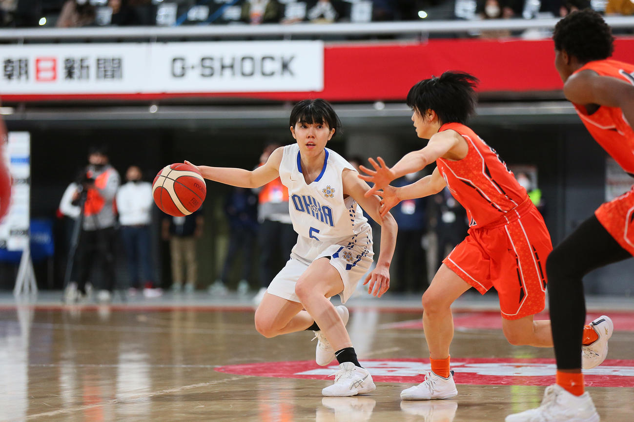 桜花学園対明星学園　第4Q、攻め込む桜花学園・伊波（C）JBA