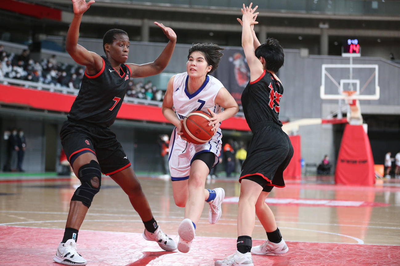 昭和学院対岐阜女　第4Q、攻め込む昭和学院・田平（中央）（C）JBA
