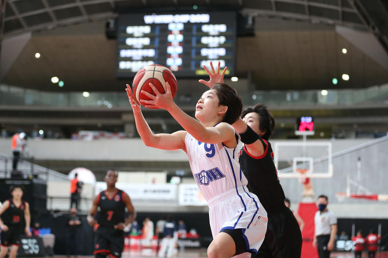 昭和学院対岐阜女　第1Q、攻め込む昭和学院・田嶋（左）（C）JBA