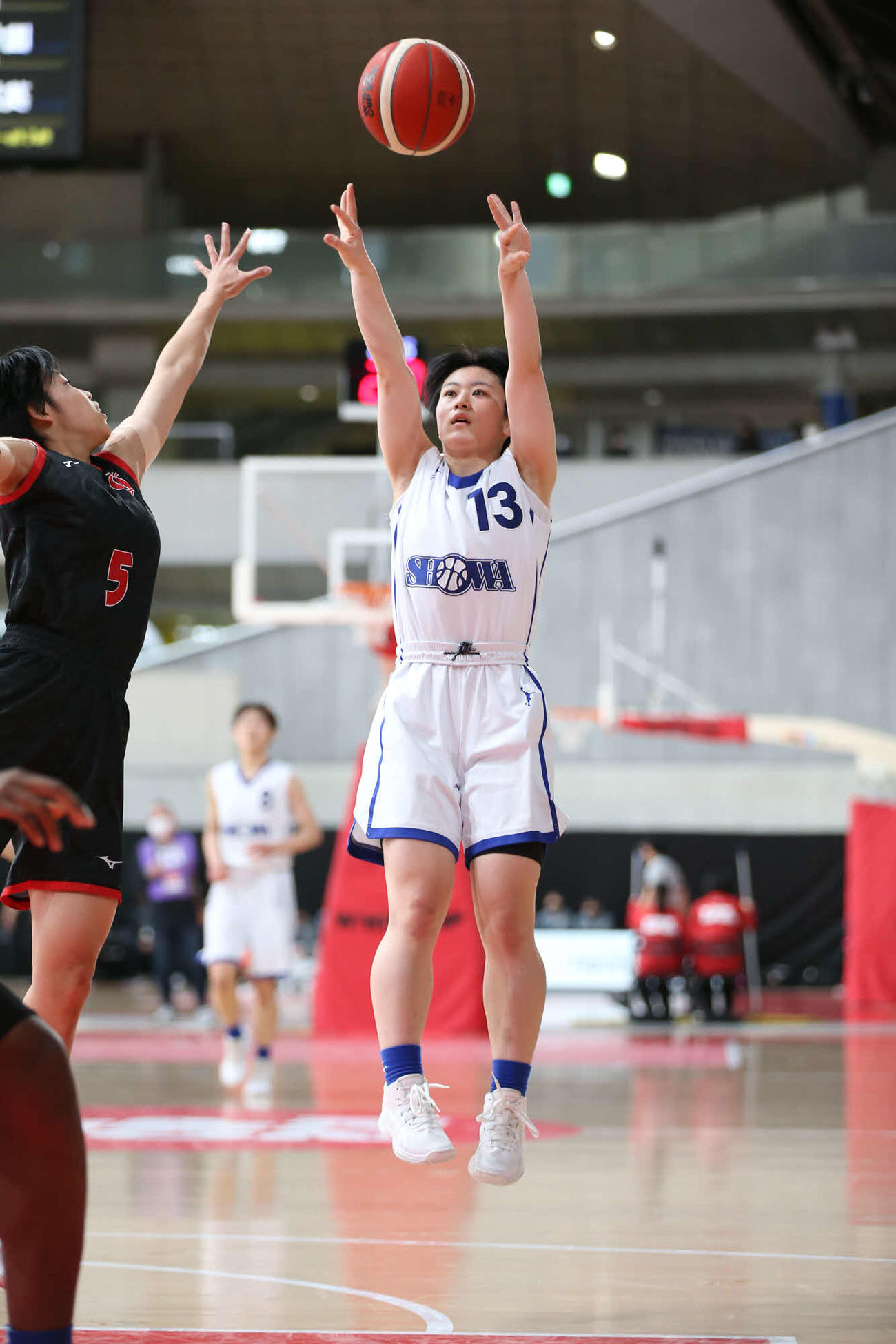 昭和学院対岐阜女　第1Q、シュートを放つ昭和学院・清水（C）JBA