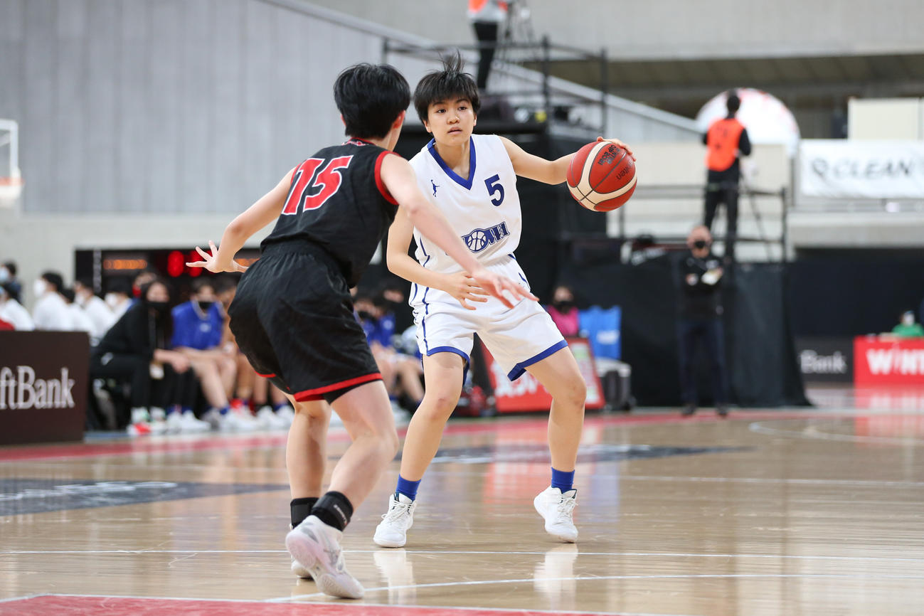 昭和学院対岐阜女　第1Q、攻め込む昭和学院・石橋（右）（C）JBA