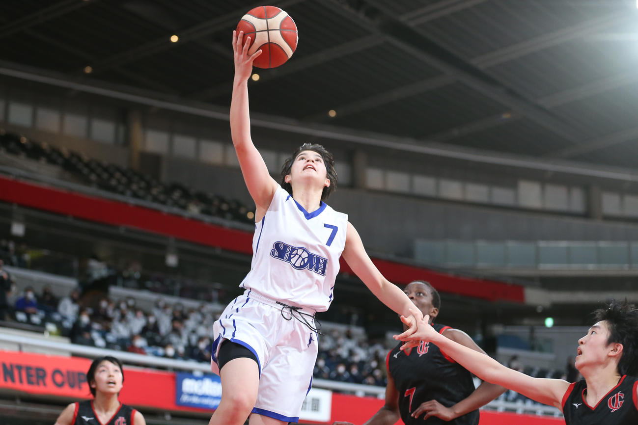 昭和学院対岐阜女　第4Q、シュートを放つ昭和学院・田平（右）（C）JBA