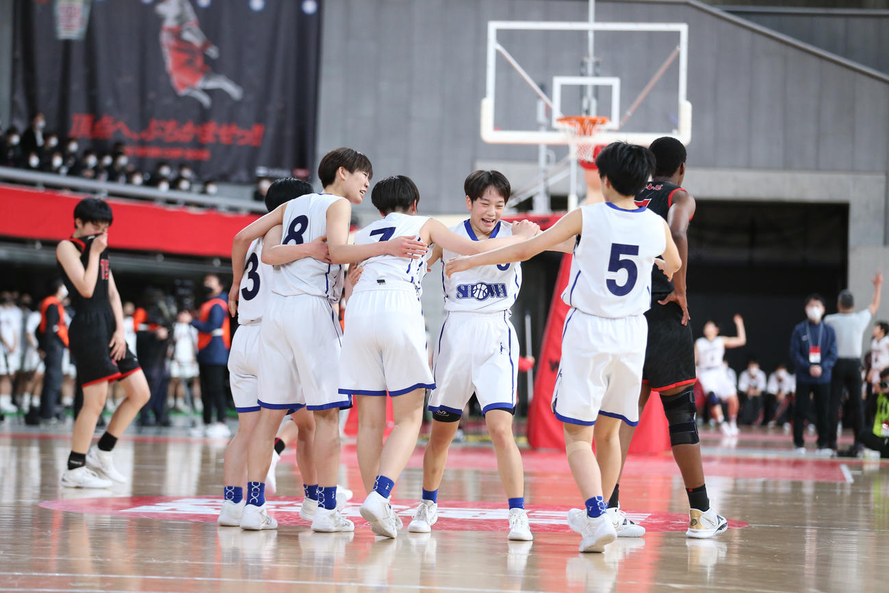 昭和学院対岐阜女　勝利し喜ぶ昭和学院の選手たち（C）JBA