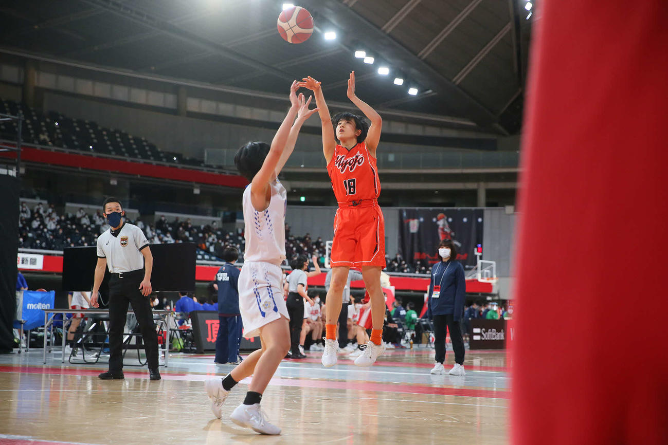 桜花学園対明星学園　第3Q、シュートを放つ明星（C）JBA