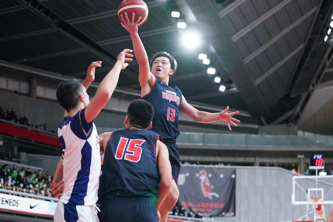 中部大第一対福岡大大濠　第1Q、シュートを放つ福岡大大濠・岩下准平（C）JBA