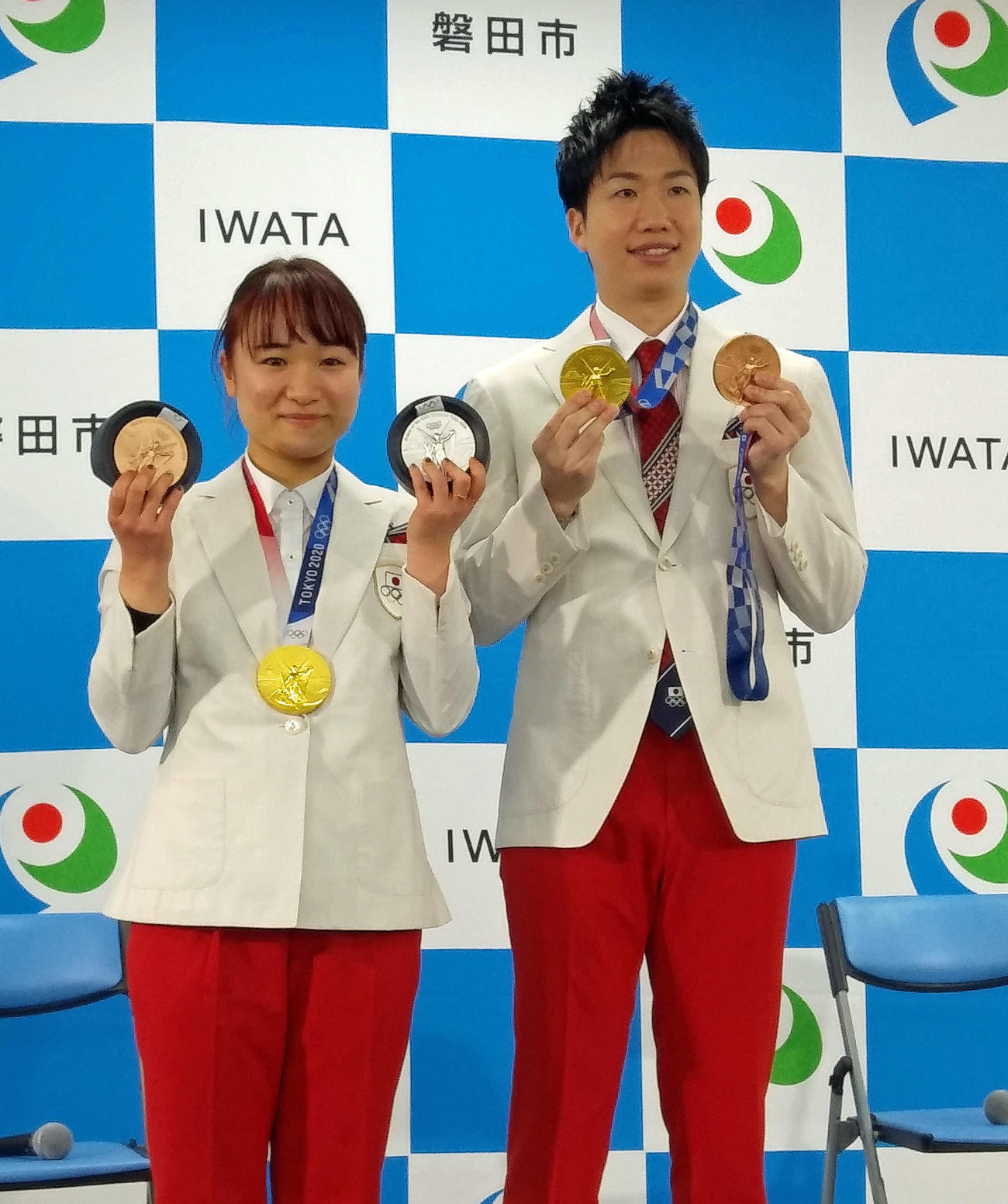 報告会後の記者会見でメダルを披露する水谷（右）と伊藤