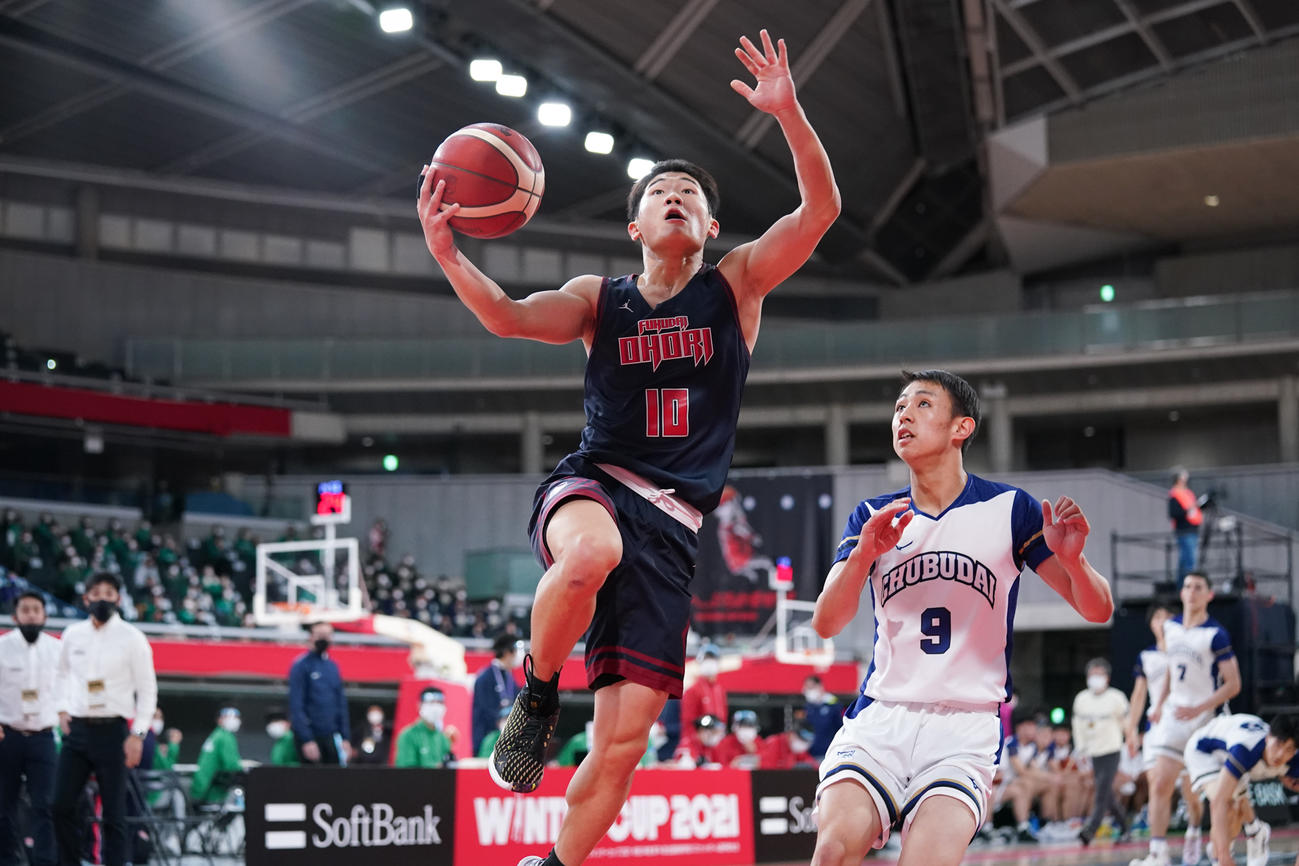 中部大第一対福岡大大濠　第4Q、シュートを放つ福岡大大濠・本山（左）（C）JBA