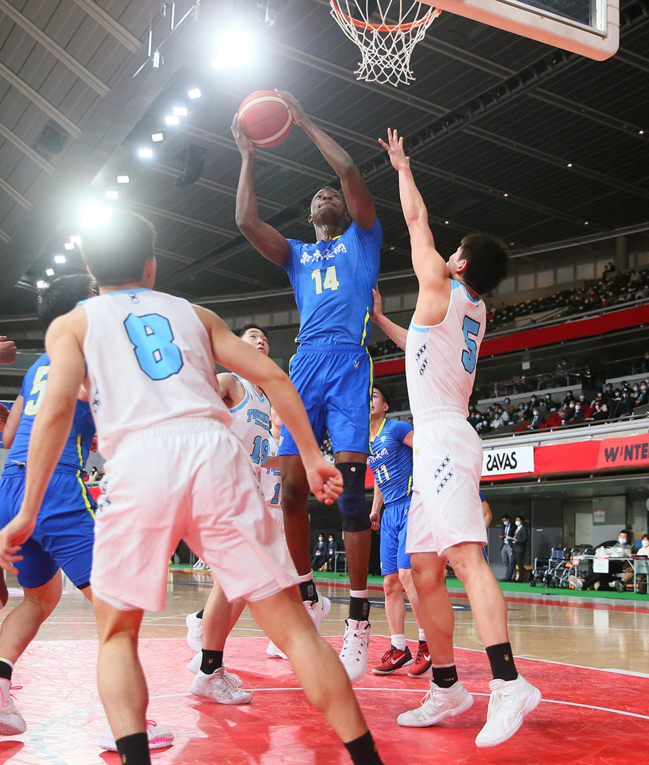 土浦日大対帝京長岡　第3Q、シュートを放つ帝京長岡のコネ・ボウゴウジィ・ディット・ハメード（中央）（C）JBA