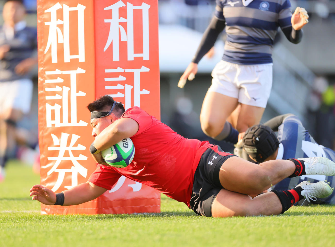 帝京大対同大　前半、トライを決める帝京大プロップ照内（撮影・野上伸悟）