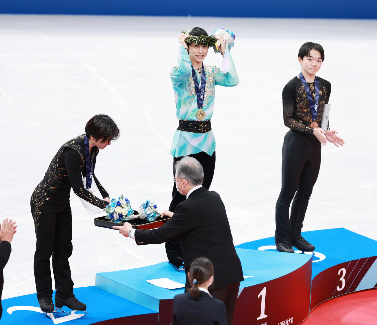 優勝した羽生結弦は表彰式でオリーブ冠をかぶる。左は2位の宇野、右は3位鍵山（撮影・垰建太）