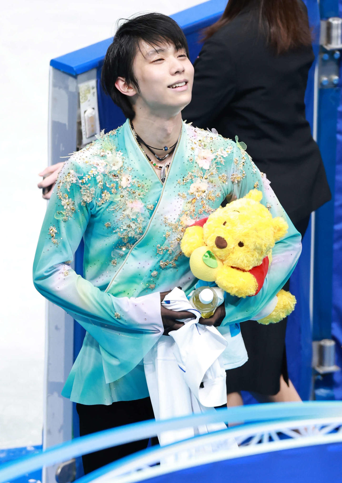 男子フリーの演技を終えた羽生はファンの拍手に笑顔で応える（撮影・垰建太）
