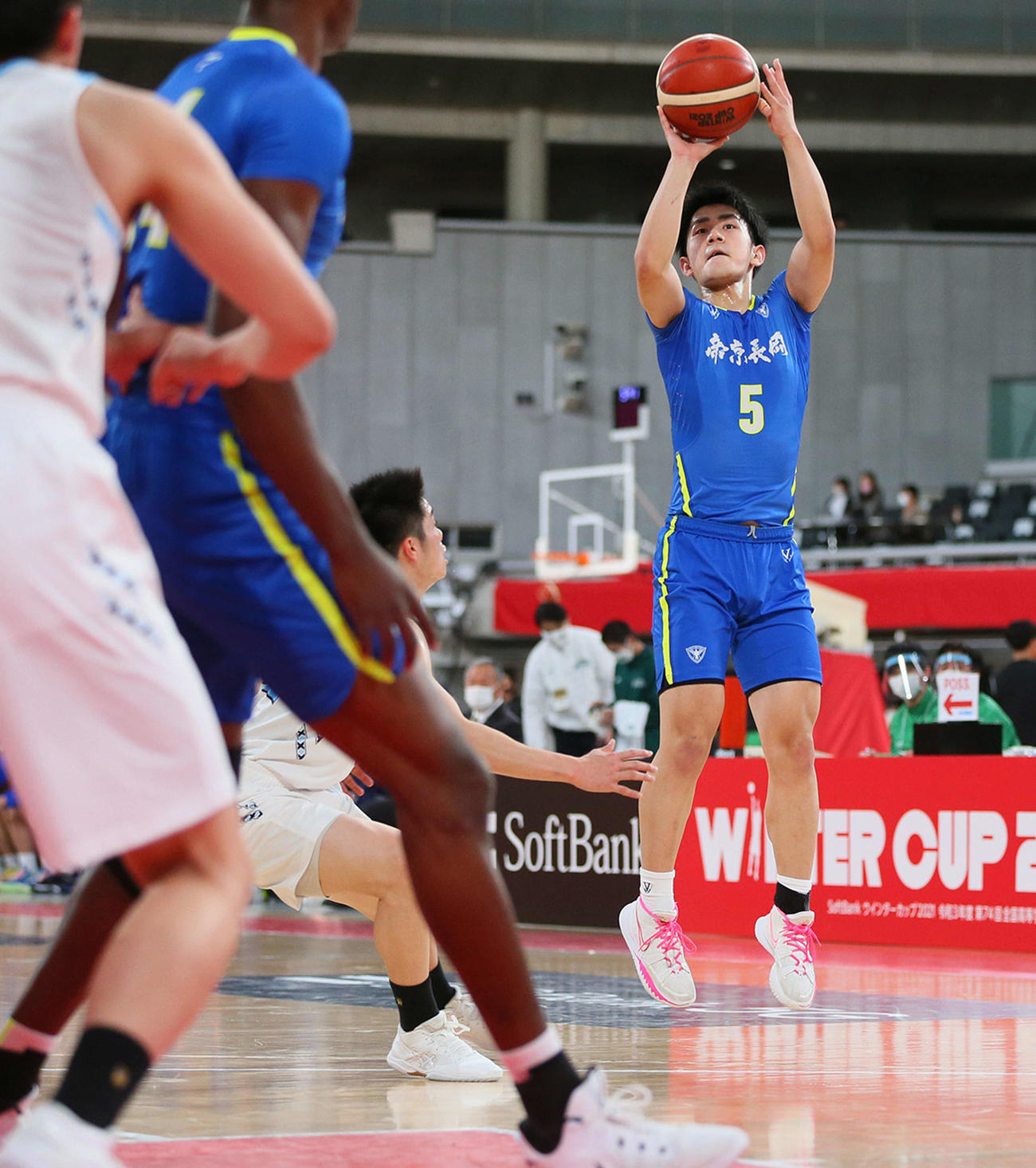 土浦日大対帝京長岡　第1Q、シュートを放つ帝京長岡・古川（C）JBA