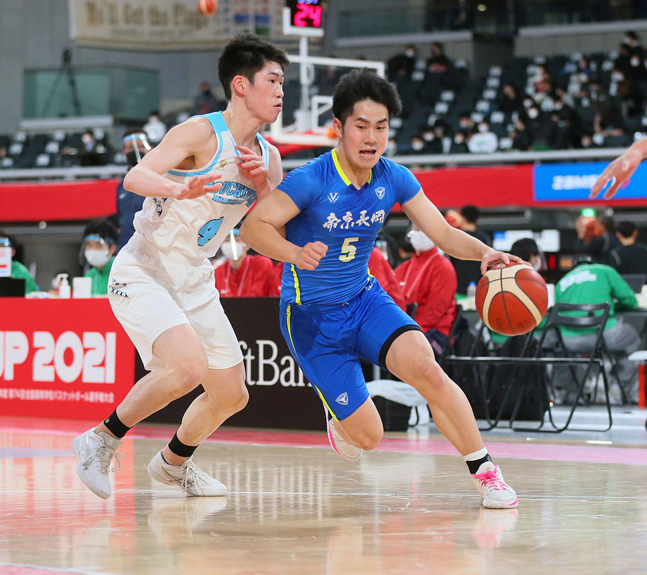 土浦日大対帝京長岡　第1Q、ドリブルで攻め込む帝京長岡・古川（右）（C）JBA
