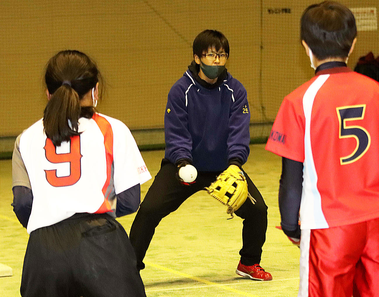 道内の小中学生を相手に捕球の指導を行う山本優（撮影・永野高輔）