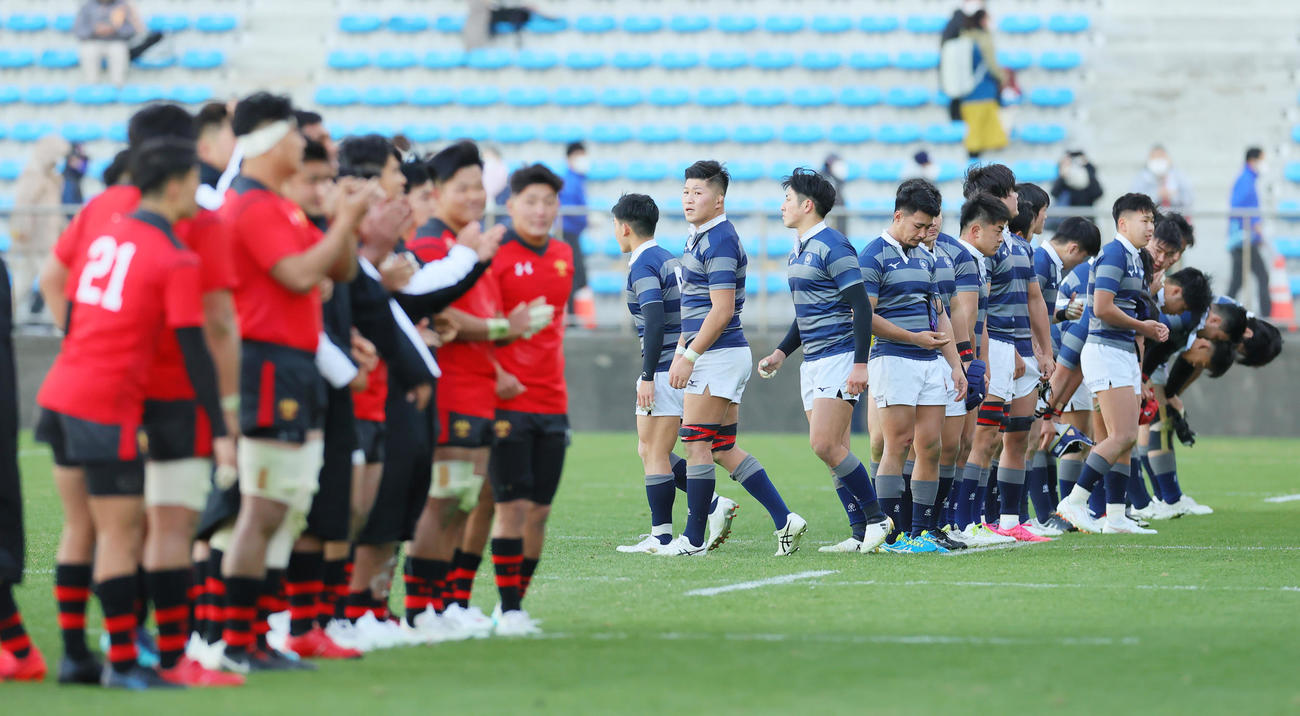 帝京大対同大　敗退し無念の表情で客席にあいさつする同大の選手たち（撮影・野上伸悟）