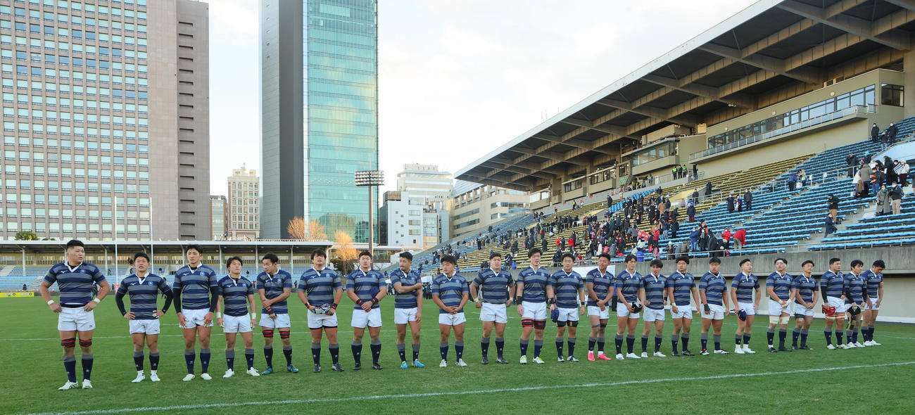 帝京大対同大　敗退し無念の表情で客席にあいさつする同大の選手たち（撮影・野上伸悟）