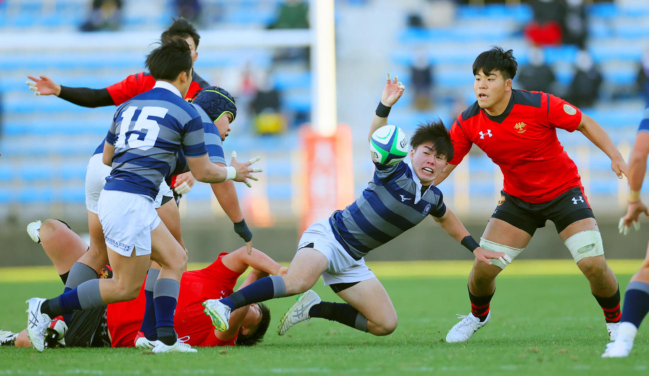 帝京大対同大　後半、パスを出す同大SH新和田（撮影・野上伸悟）