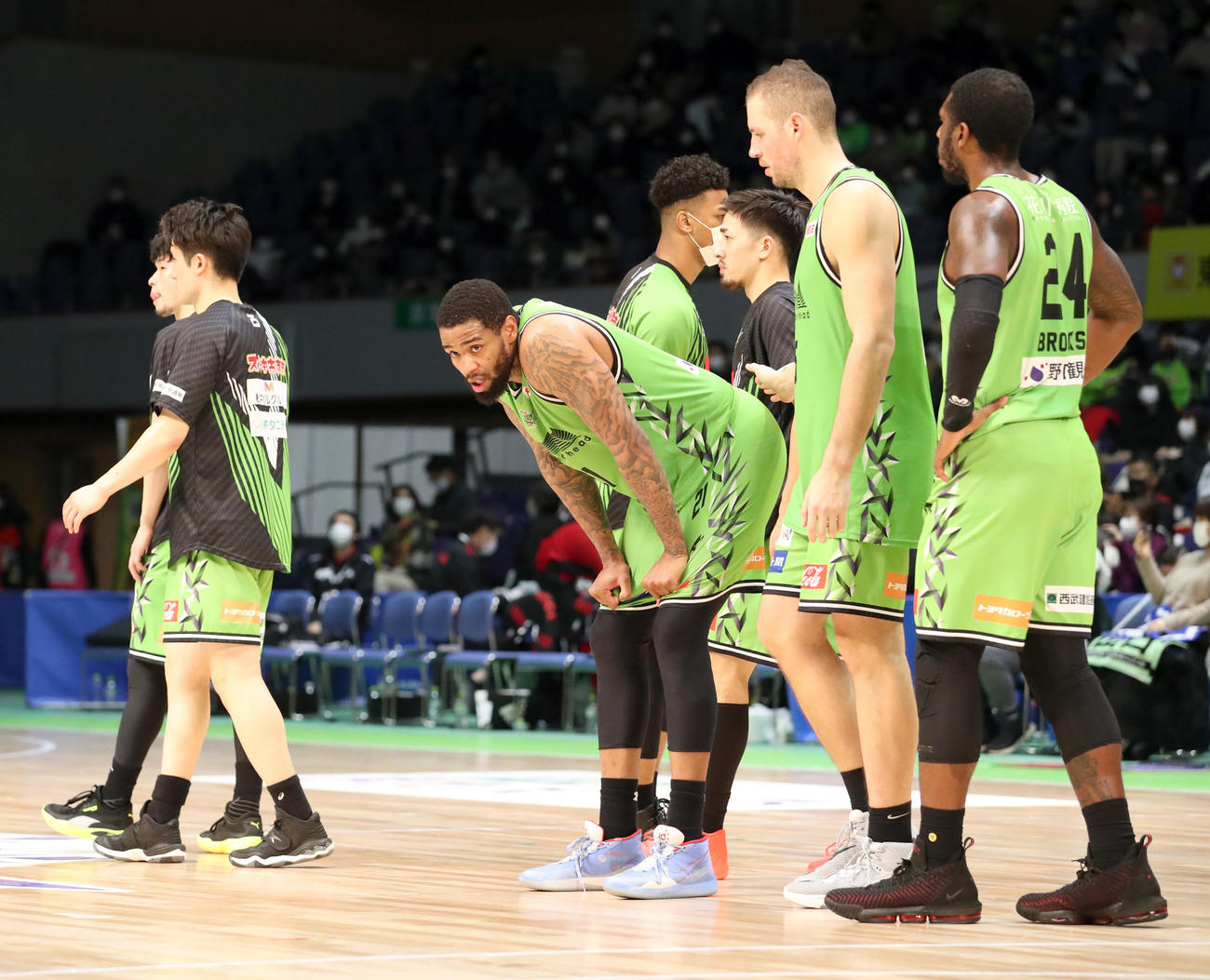 レバンガ北海道対A東京　42得点するもA東京に敗れ肩を落とすレバンガ北海道ロング（中央）（撮影・佐藤翔太）