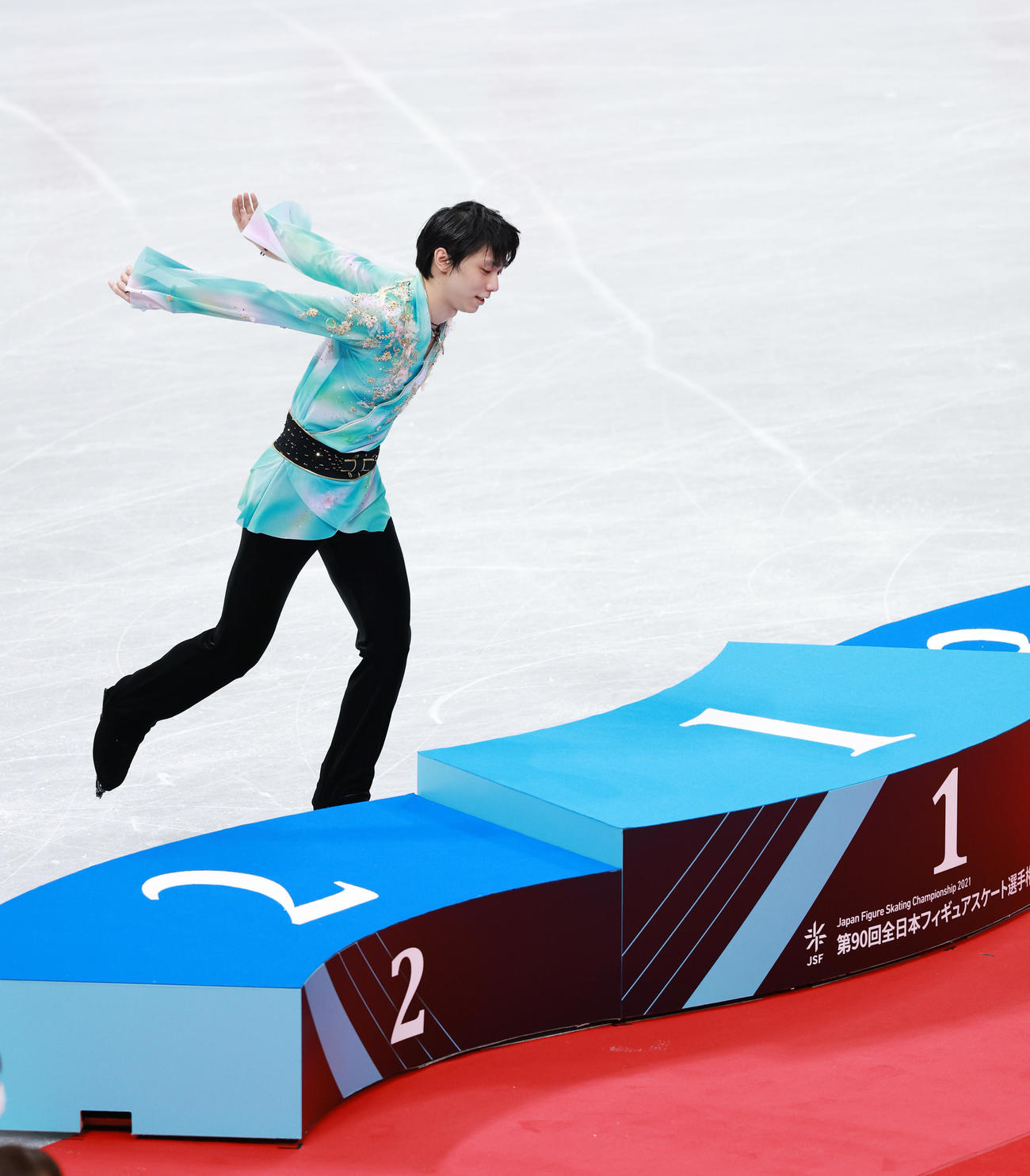男子で優勝し表彰台に飛び乗る羽生（撮影・垰建太）