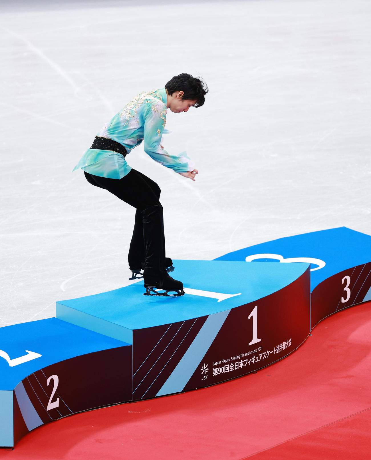 男子で優勝し表彰台に飛び乗る羽生（撮影・垰建太）
