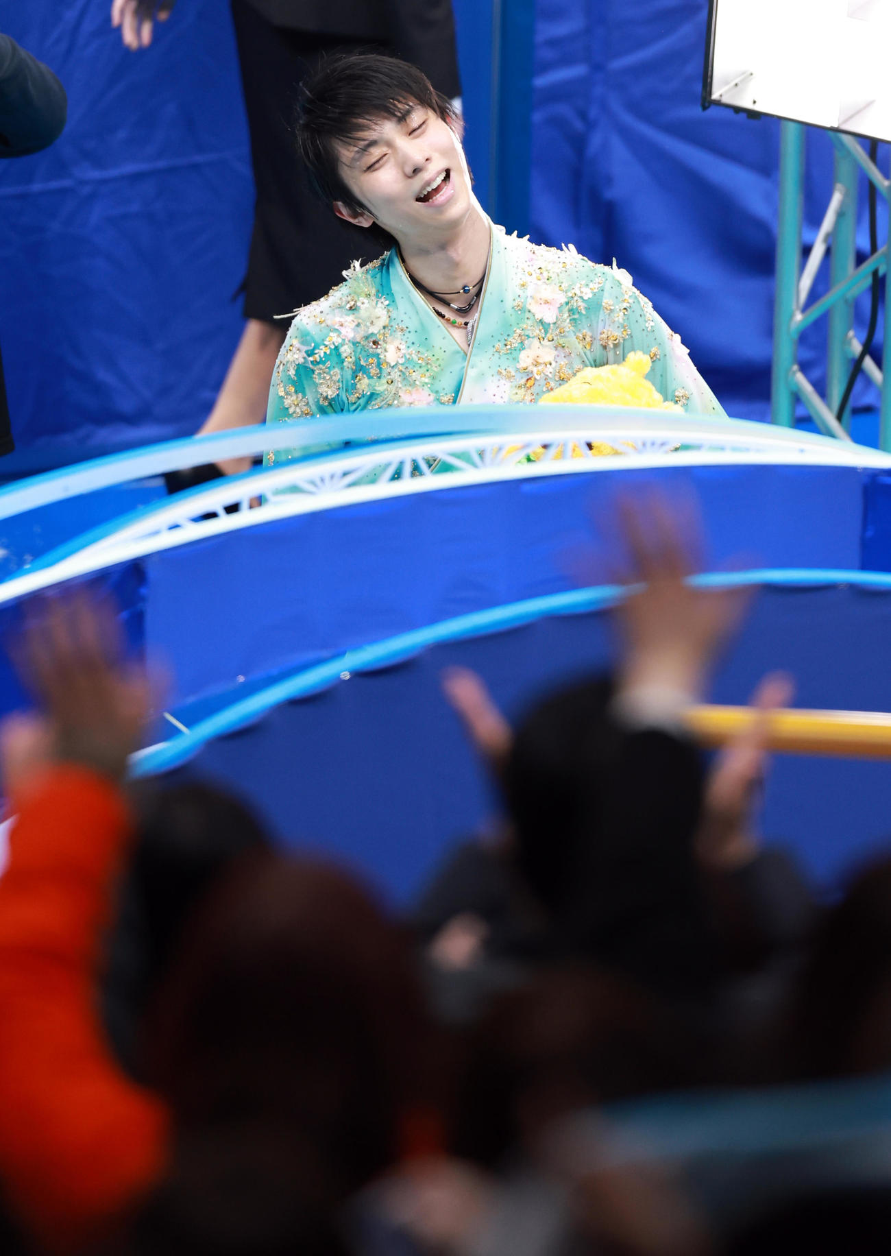 男子フリーの演技を終え手を振るファンに笑顔を見せる羽生（撮影・垰建太）