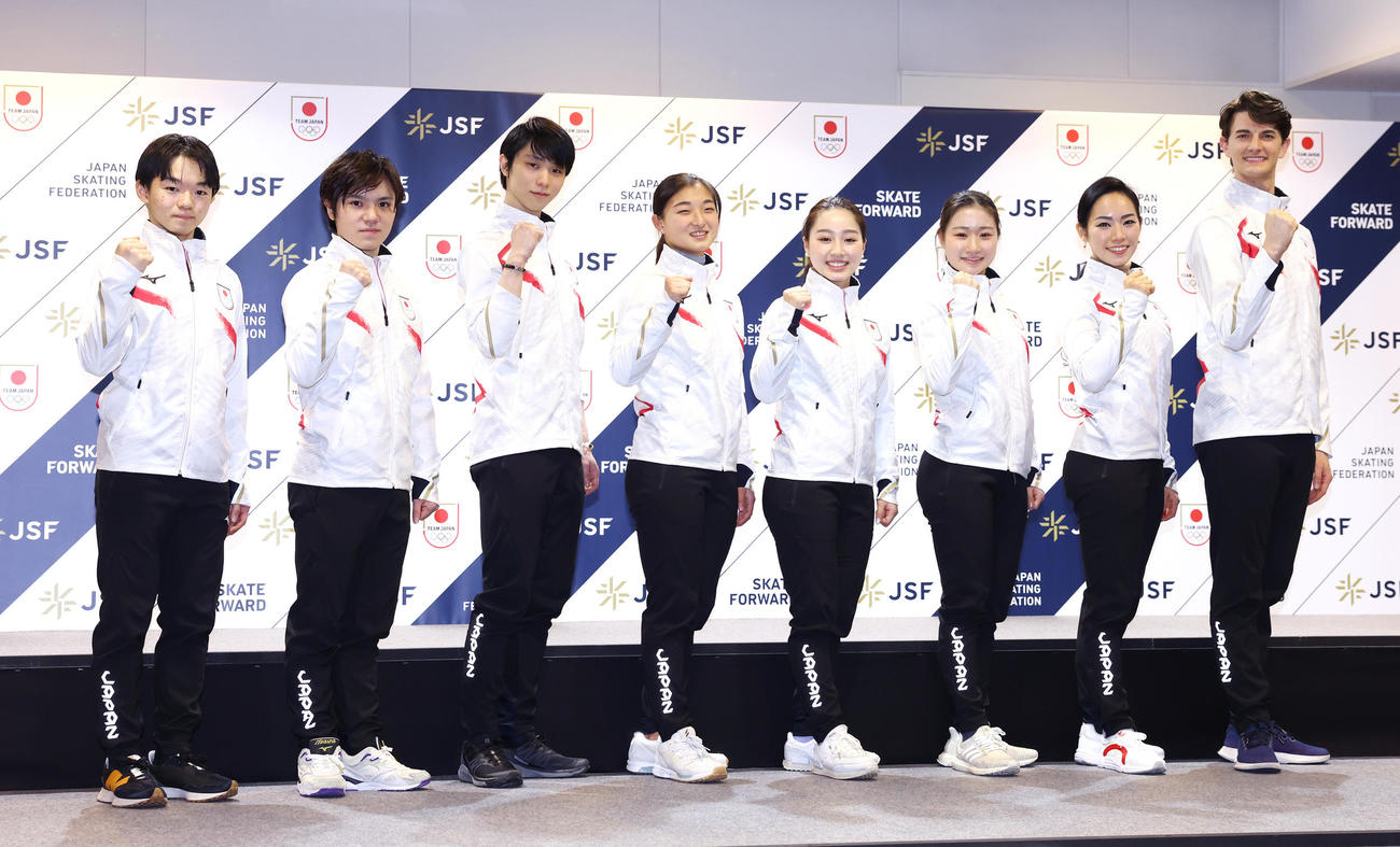 北京五輪の日本代表に選出された選手たち。左から鍵山、宇野、羽生、坂本、樋口、河辺、小松原美里、小松原尊（撮影・垰建太）