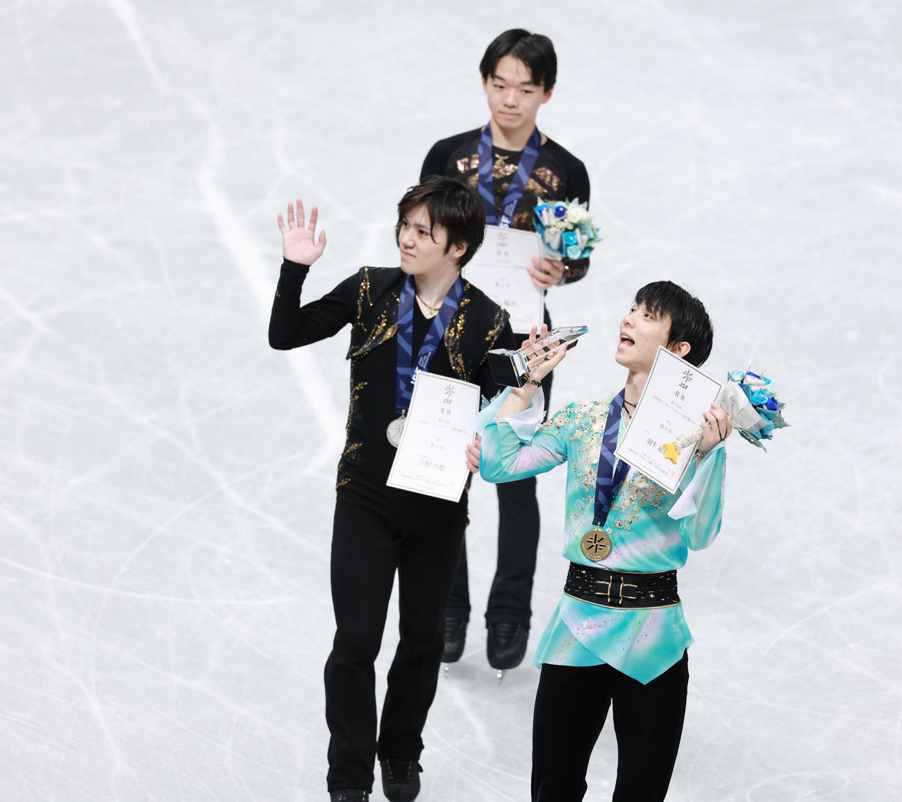 優勝した羽生（手前）は2位の宇野（中央）3位の鍵山と一緒にウイニングラン（撮影・垰建太）