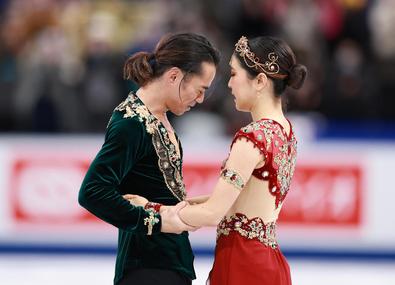 アイスダンス・フリーダンスの演技を終え、険しい表情の高橋（左）と村元（2021年12月25日撮影）