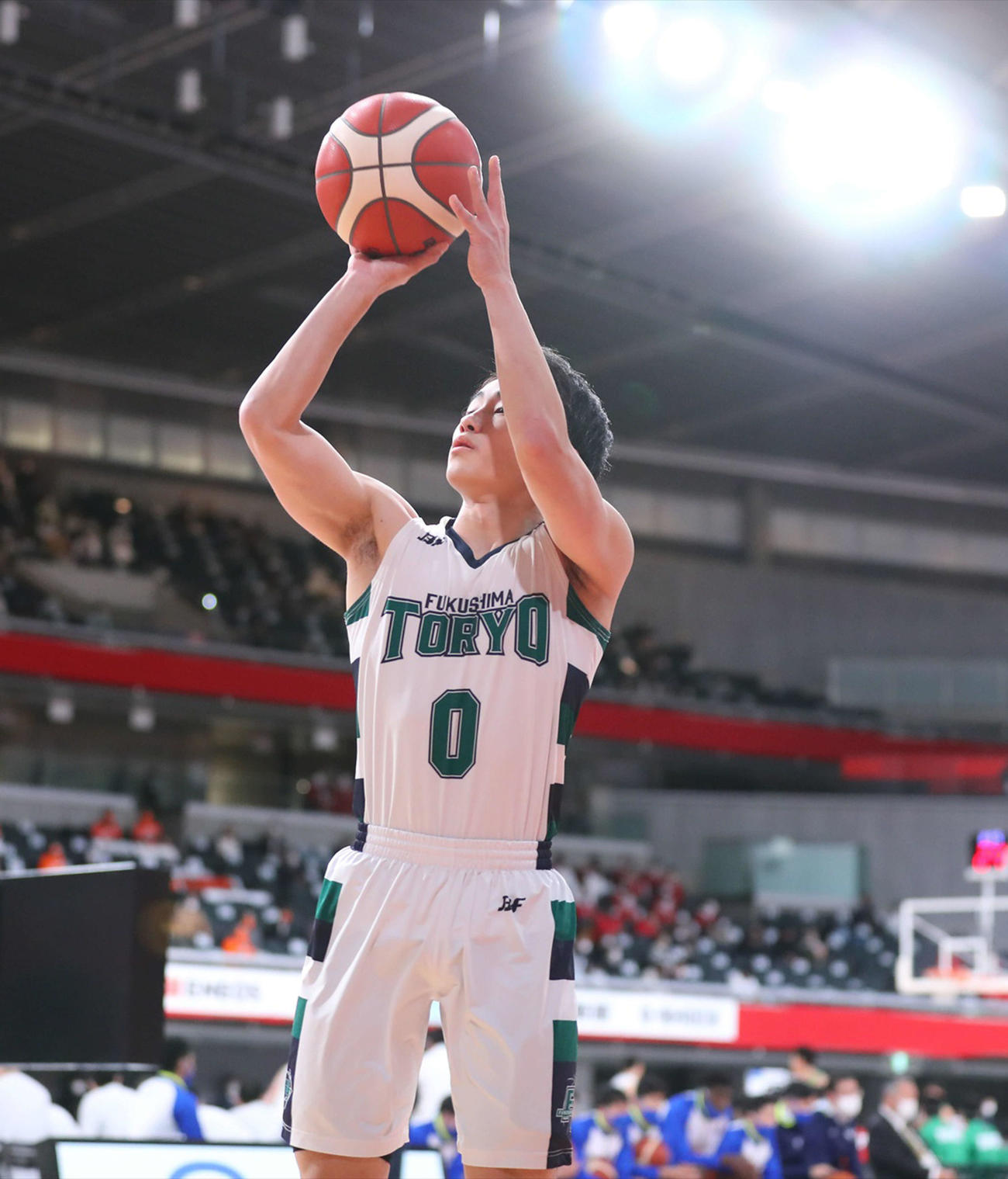 第1Q、シュートを放つ福島東稜・多田(C)JBA