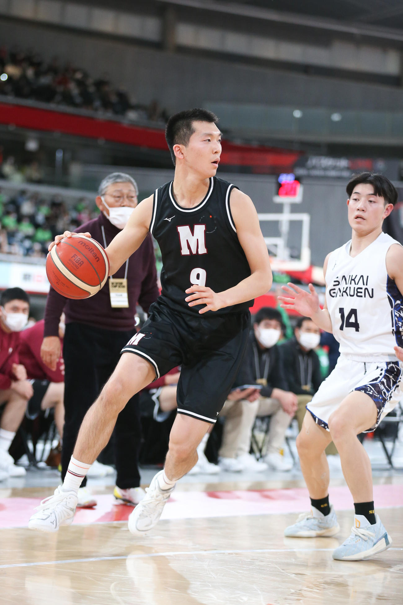 第3Q、ドリブルする仙台大明成・山崎紀(C)JBA