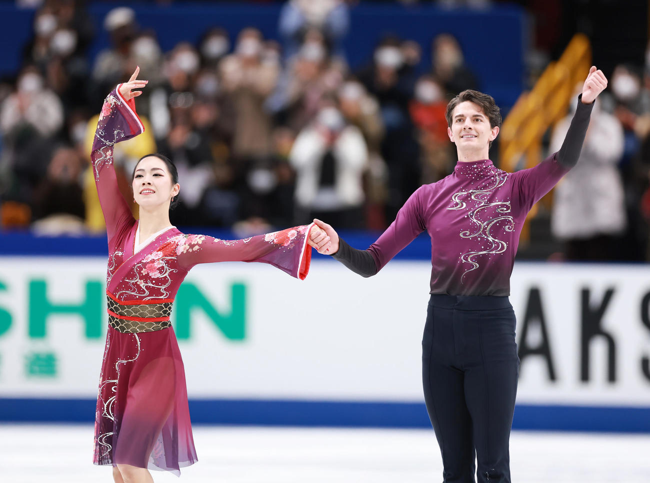 アイスダンス・フリーダンスの演技を終えあいさつする小松原美里（左）、小松原尊組（2021年12月25日撮影）