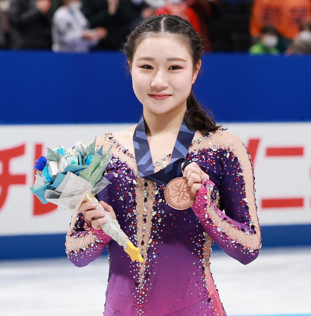 笑顔で写真に納まる3位河辺（2021年12月25日撮影）